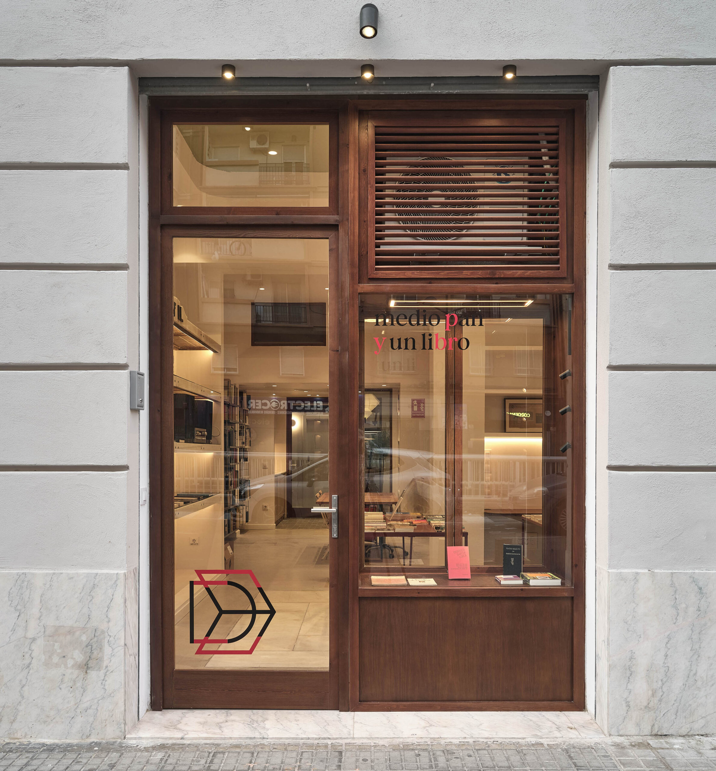 ALVARO CON LIBROS_00