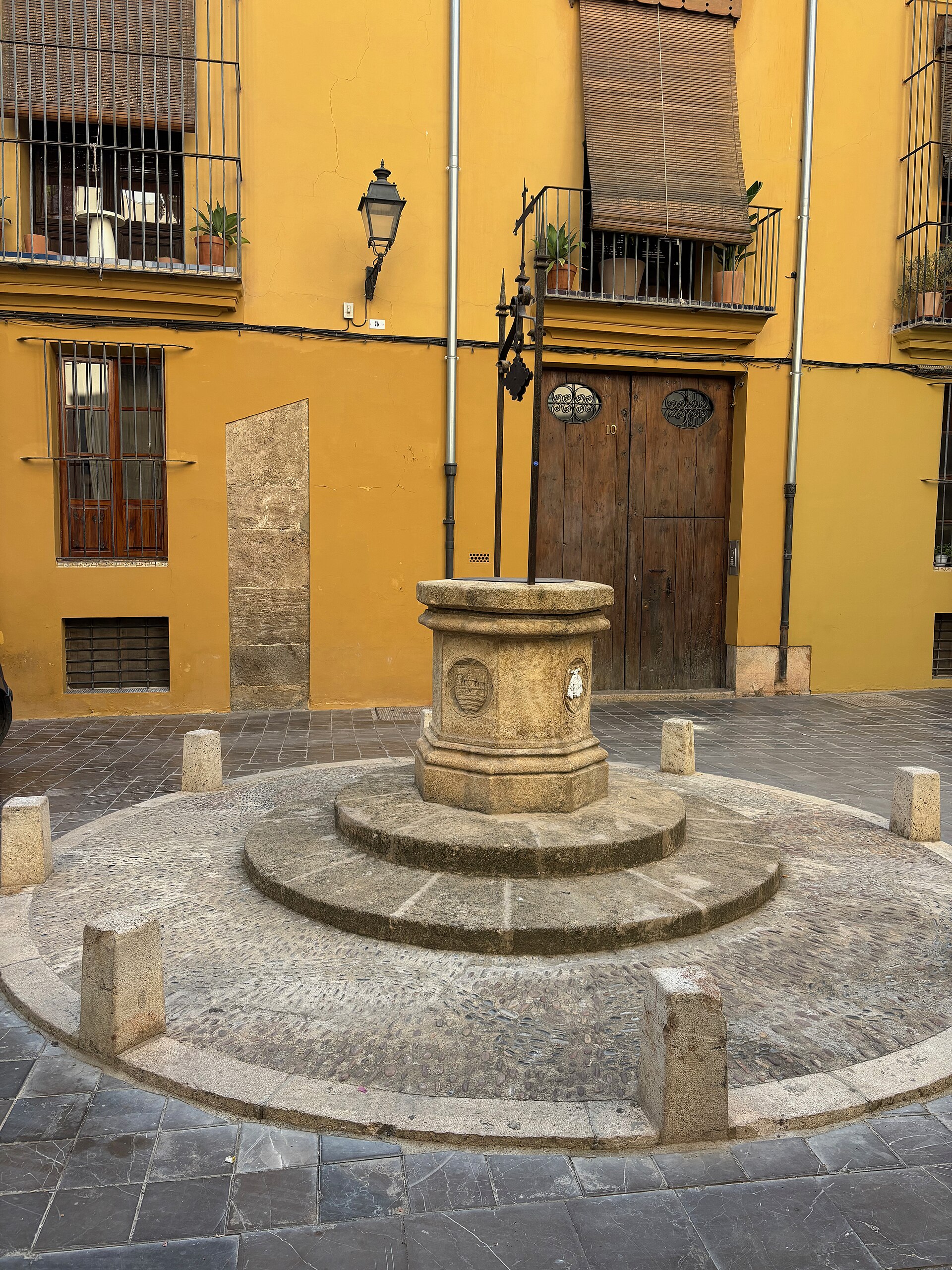 Antiguo_pozo_en_la_calle_Viciana,_Pozo_de_Domingo
