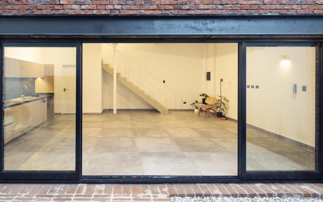 Nueva vida en un ph: De antigua carpintería a casa con patio