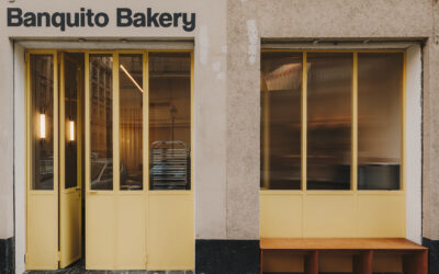 Café, cruasán y banquito