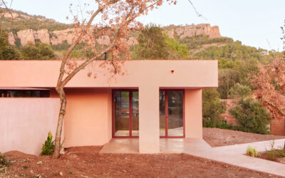 Twobo fusiona arquitectura y paisaje en una casa familiar en Matadepera