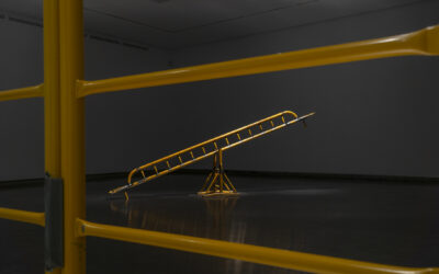 La valla amarilla como invitación frente a la ciudad hostil